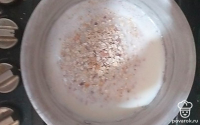 Крупу всыпьте в кипящее молоко, постепенно помешивая.