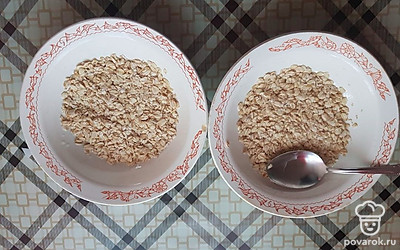 В тарелку насыпьте 3 ст. л. овсяных хлопьев быстрого приготовления. Добавьте 5 ст.л. минеральной воды. Оставьте хлопья в тарелке на 10 минут.