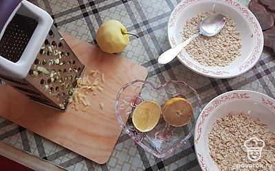 Очистите яблоко от кожуры, натрите на крупной терке. Отрежьте широкую дольку лимона.