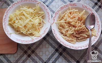 Выложите в тарелку с овсянкой натертое яблоко. Выдавите в кашу сок с одной дольки лимона. Добавьте молоко, мёд, льняное масло. Все перемешайте.