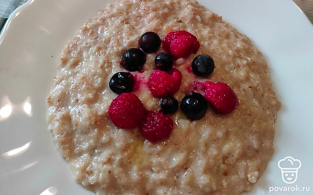 Овсяная каша с бананом и ягодами — Рецепт с фото