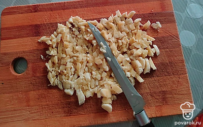 Нарежьте банан и разомните плашмя ножом.