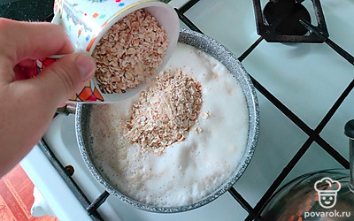 Вылейте молоко в ёмкость, добавьте банан, доведите до кипения, всыпьте овсянку.