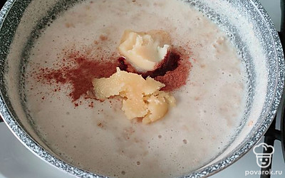 Варите 3-5 минут, затем дайте немного остыть. Положите сливочное или топлёное масло, мёд, корицу. Размешайте.