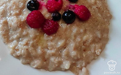 Подавайте порционно, украсив ягодами. 