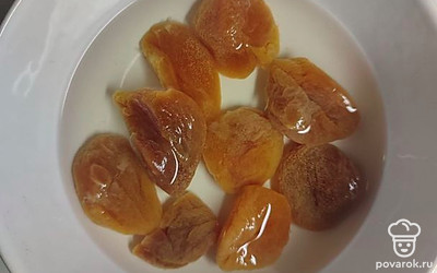 Залейте курагу кипятком и оставьте буквально минут на 10, чтобы она стала мягкой, и чтобы избавиться от лишнего мусора, если он присутствует. Дальше слегка просушите курагу салфеткой и нарежьте на средние кусочки.