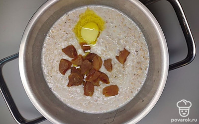 Далее овсяные хлопья засыпьте в кастрюлю и туда же залейте молоко. Добавьте щепотку соли и поставьте на средний огонь вариться. Когда каша будет готова, добавьте кусочки кураги и сливочное масло. Перемешайте все и выкладывайте на тарелку.