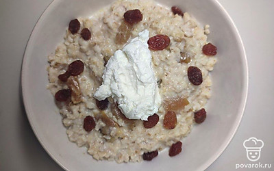 Готовую кашу выложите в глубокую пиалу, посыпьте изюмом и подавайте сытный завтрак с чашечкой горячего черного чая. По желанию посыпьте блюдо корицей и ванильным сахаром.