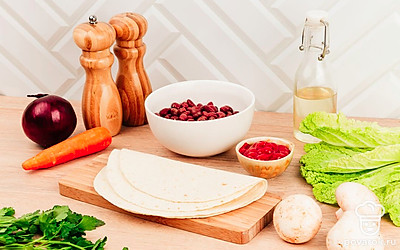 Красную фасоль слейте на дуршлаг и просушите бумажным полотенцем. Морковь помойте и очистите. Лук очистите. Пекинскую капусту и шампиньоны помойте и просушите бумажным полотенцем. Удалите верхний слой кожицы шляпки грибов, удалите все потемнения и обновите срез ножки гриба.