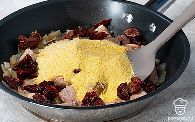 Добавьте к мясу остальные ингредиенты. К мясу высыпьте кукурузную крупу и положите кусочки вяленых помидоров, налейте воду и посолите. Перемешайте ингредиенты и варите на слабом огне в течение 30 минут. Затем отключите плиту, выложите в кашу сливочное масло, сыр и оставьте на 10 минут под крышкой.