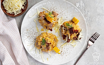 Готовое блюдо выложите в глубокую тарелку или пиалу, украсьте сверху вялеными помидорами. Рядом на блюдце положите початок вареной кукурузы и руколу.