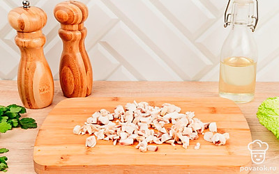 Грибы, морковь, лук и листья салат нарежьте мелким кубиком.