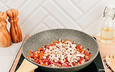 Разогрейте сковороду с растительным маслом. Обжарьте морковь и лук 5 минут, затем добавьте грибы. Жарьте все вместе в течение 10 минут.