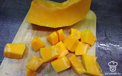 Нарежьте тыкву небольшими кубиками.