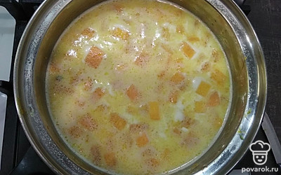 В мягкую тыкву добавить молоко и крупу.