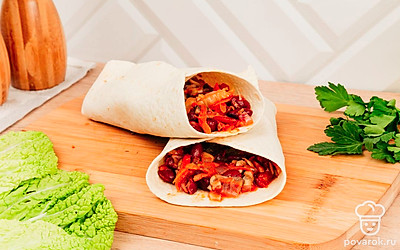 Выложите на тортилью готовую начинку и заверните. Буррито готово.