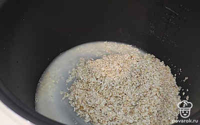 Насыпьте в мультиварку овсяные хлопья. Затем, влейте молоко и воду, добавьте сливочное масло и ванильный сахар. Тщательно перемешайте все ингредиенты. Плотно закройте крышку.