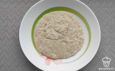 Подавайте молочную геркулесовую кашу, приготовленную в мультиварке, в глубоких тарелках, с кусочками свежих фруктов и дроблеными орешками.