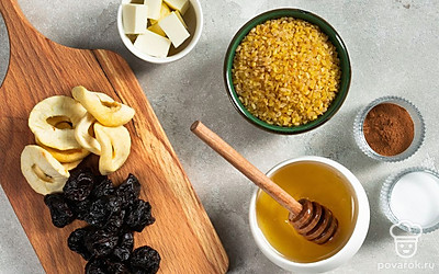 Чернослив промойте под проточной водой. Разрежьте его на небольшие кусочки. Замочите сушеные яблоки в кипятке на 10 минут, затем слейте воду. Приготовьте сотейник.