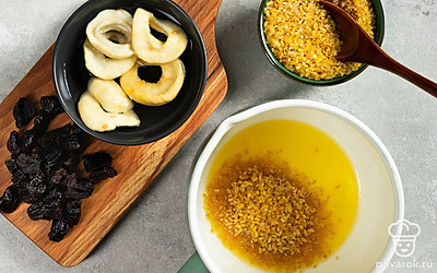 Обжарьте булгур. Разогрейте в сотейнике сливочное масло. Высыпьте булгур и обжарьте его в течение 2 минут. Постоянно помешивайте булгур.