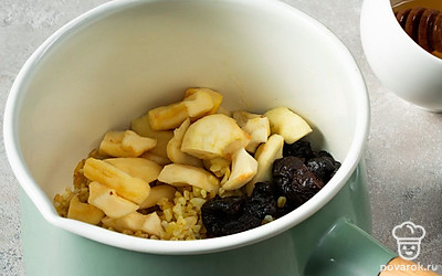 Завершите приготовление блюда. Залейте булгур горячей водой. Посолите и варите на среднем огне в течение 10 минут. Когда жидкости почти не останется, добавьте чернослив и яблоки. Перемешайте и подержите на огне еще 5-7 минут. Готовую кашу заправьте медом и корицей.