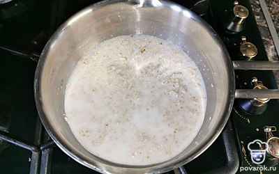 Овсяные хлопья высыпьте в кастрюлю, залейте молоком и водой и дайте настояться 10 минут. Банан разомните вилкой в пюреобразное состояние.