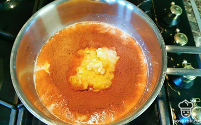 Добавьте банан и какао – порошок к овсяным хлопьям. Поставьте емкость с хлопьями на огонь. Помешивая, доведите до кипения и варите 5-7 минут.