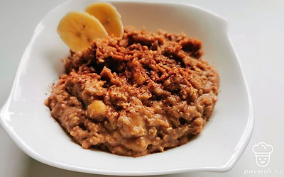 Кашу подавайте горячей. Порционное блюдо украсьте кусочками банана, посыпьте сверху какао или корицей.