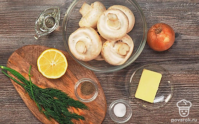 Выложите шампиньоны в глубокий дуршлаг и тщательно промойте проточной водой. Оставьте их над миской или раковиной на 5 минут, чтобы стекла вода. Отрежьте корешки и нарежьте грибы на кубики или пласты. Допустимая толщина — до 1 см. Очистите от шелухи лук. Ополосните его водой. Нарежьте мелкими кубиками. Вымойте зелень и измельчите ее ножом. Подготовьте блендер.