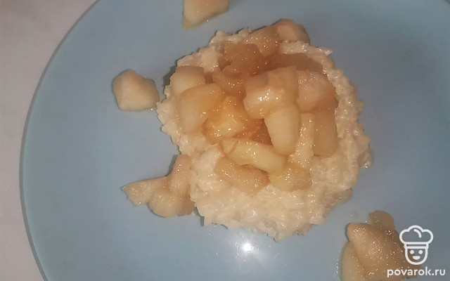 Рисовая каша на молоке с яблочным компоте — Рецепт с фото