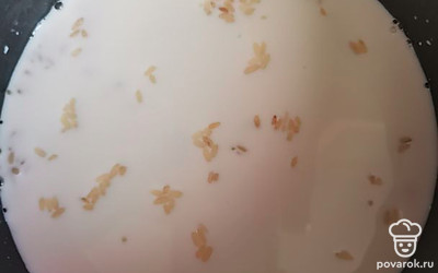 Сварите кашу. Налеейте молоко в ковш, засыпьт рис.