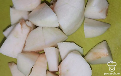 Приготовьте компоте. Снимите кожуру с яблока и нарежьте его кубиком.