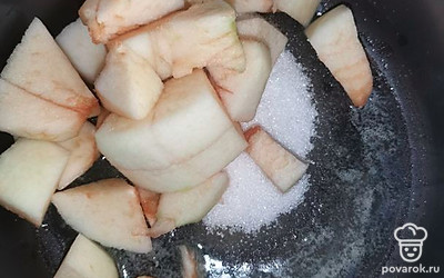 Растопите масло в ковшике. Сразу после этого добавьте сахар и яблоки. Если яблоки дают мало сока, то добавьте чуть-чуть воды, 1 ст.ложку.