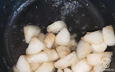 Перемешивайте и варите до готовности на среднем огне 5 минут. Яблоки станут мягкими.