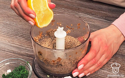 Приготовьте грибную икру из шампиньонов. В глубокую сковороду влейте растительное масло и добавьте сливочное. Поставьте на огонь. Когда компоненты соединятся в однородную массу, выложите лук. Обжаривайте его, помешивая, 3 минуты. Добавьте грибы и перемешайте. Уменьшите огонь. Тушите грибы с луком 15 минут до полного испарения влаги. Добавьте соль, перец и перемешайте. Через 1 минуту снимите сковороду с огня, дайте икре остыть. Переложите ингредиенты в чашу блендера и измельчите до желаемой консистенции. Добавьте сок лимона. Перемешайте смесь.