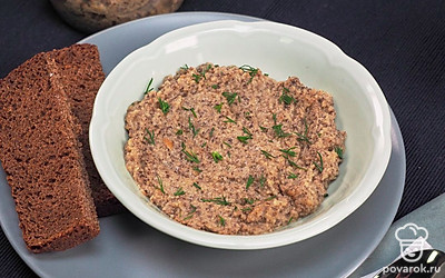 Чтобы сделать подачу эффектной, посыпьте икру измельченной зеленью.