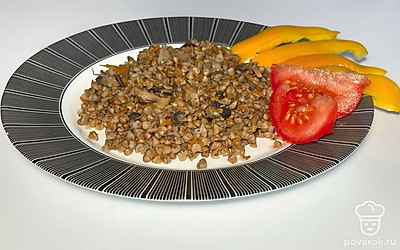 Блюдо подавайте на отдельной тарелочке. Сверху посыпьте овощами.