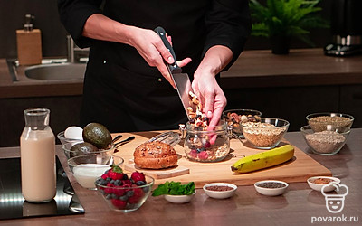 Мелко нарежьте банан. Измельчите орехи.