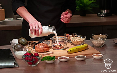 Насыпьте овсянку в банку. Добавьте к ней банан, орешки и семена. Залейте смесь йогуртом и перемешайте. Отправьте овсянку на ночь в холодильник.