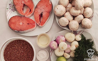 Гречневую крупу переберите, если нужно, и хорошо промойте. Лук очистите, промойте. Грибы промойте. Стейки семги промойте. Лаймы промойте, нарежьте на дольки. Укроп ополосните, обсушите, нарежьте.