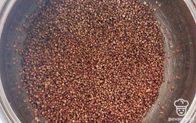 Промытую гречку обжарьте на огне, пока вся влага не выпарится и не появится приятный поджаристый запах. Залейте ее 1,2 литра воды, посолите и варите до готовности.