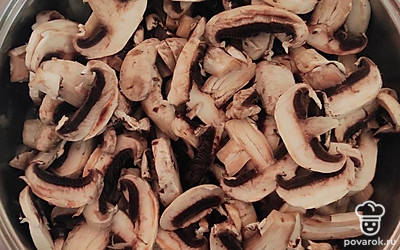 Грибы нарежьте пластинками, лук четвертинками колец. Обжарьте лук в 130 мл растительного масла до золотистости. Затем добавьте на сковороду шампиньоны и тушите до полного выпаривания жидкости. Соедините тушеные грибы с гречневой кашей. Посолите по вкусу, перемешайте.