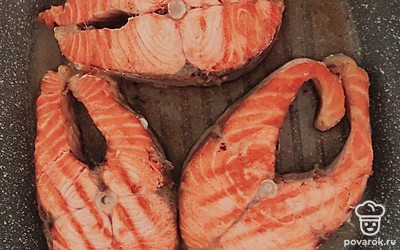 Стейки семги слегка присолите и обжарьте на оставшихся 70 мл растительного масла до готовности с двух сторон. Подавайте рыбу с дольками лайма и мелко нарезанной зеленью укропа.