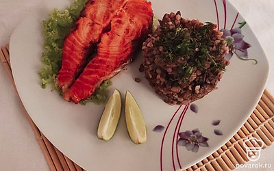 Подавайте гречневую кашу с шампиньонами и семгой в горячем виде, украсив блюдо веточками петрушки или укропа и дольками лайма. Можно дополнить это блюдо салатом из свежих или тушенных овощей.