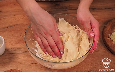 Приготовьте опару. В глубокую миску налейте теплую воду, добавьте дрожжи, сахарный песок и чуть-чуть муки, перемешайте и ненадолго оставьте. Через 5-10 минут введите в опару муку, разрыхлитель и соль. Перемешайте и влейте 2 ч.л. оливкового масла. Замесите мягкое тесто, вымешивайте 5-7 минут. Накройте влажным полотенцем или пищевой пленкой и оставьте на 15 минут.