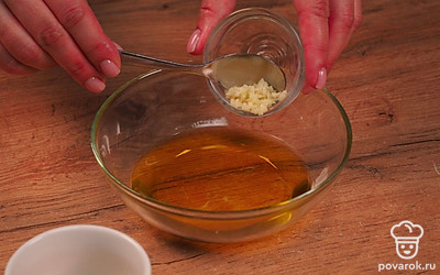 Приготовьте начинку. Чеснок пропустите через пресс или мелко нарежьте ножом. Смешайте с оливковым маслом.