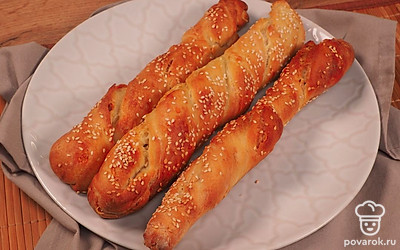 Готовые палочки выложите на сервировочное блюдо, подавайте на стол в теплом или холодном виде. Посыпьте само блюдо для красоты кунжутными семечками.