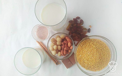 Крупу промойте под проточной водой. Орехи измельчите скалкой или в блендере. Изюм залейте кипятком на 15 минут и слейте воду.