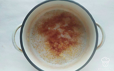 Залейте крупу молоком и варите до готовности около 20 минут. Накройте крышкой, оберните кастрюлю полотенцем и оставьте на 10 минут. Добавьте кокосовый сахар.