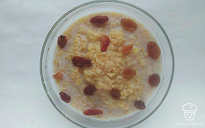 Выложите кашу в тарелку, добавьте изюм, шоколад и орехи. Посыпьте тертой корицей.